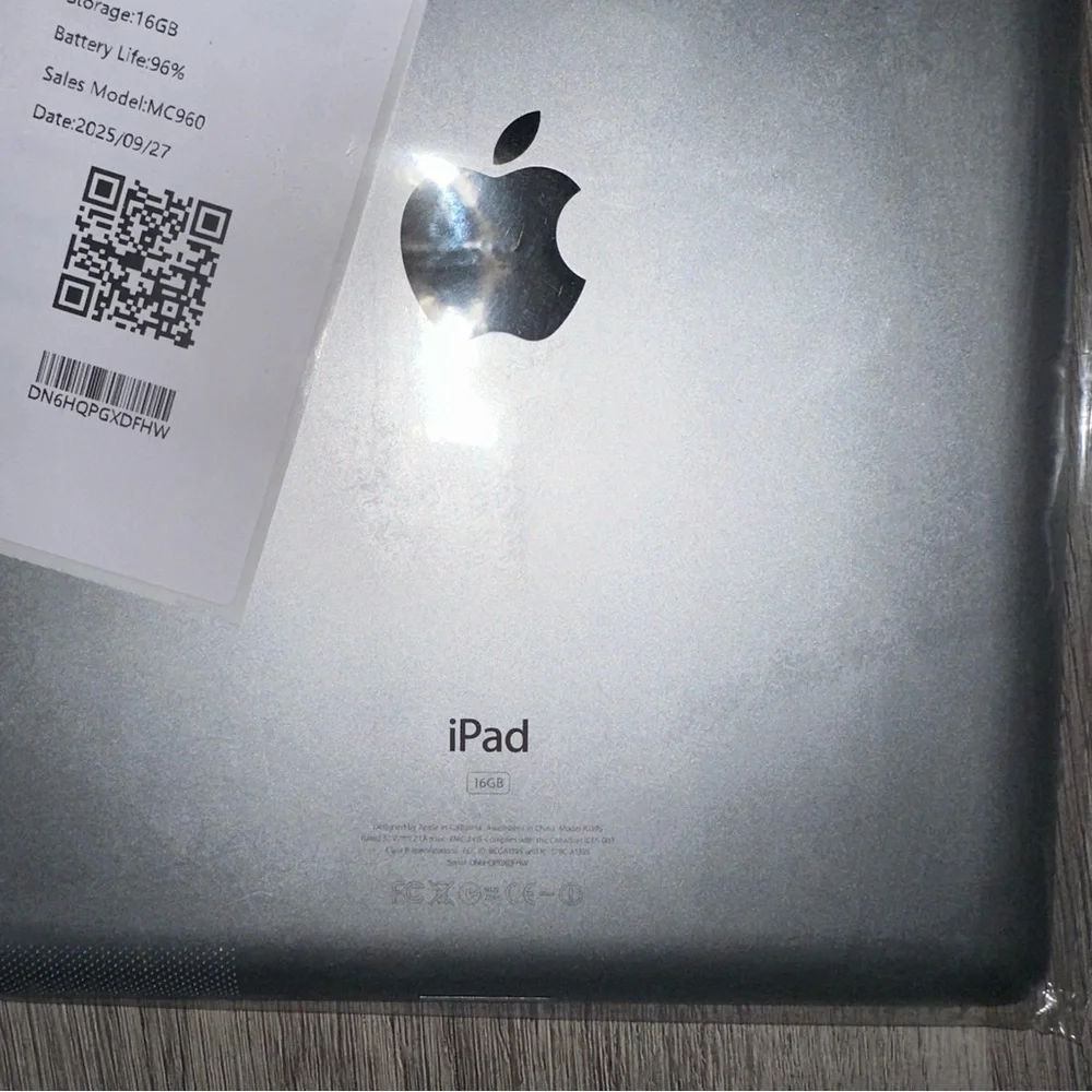 APPLE IPAD A1395 16GB Silver 2nd Gen With Charger